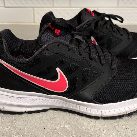 Women’s Nike Downshifter 6 Black Pink Size 8.5 Walking Running Workout - Picture 1 of 12